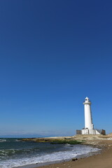 Fototapeta na wymiar 海辺にある白い灯台