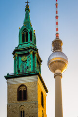 Fernsehturm Berlin im Kontrast mit altem Gebäude 