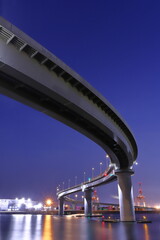 カーブが連続する橋がある夜景