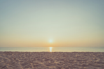 Obraz premium Tropical beach with smooth wave and sunset sky abstract background.