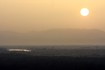 Sonnenuntergang im Rheintal mit Saharastaub