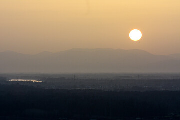 Sonnenuntergang im Rheintal mit Saharastaub