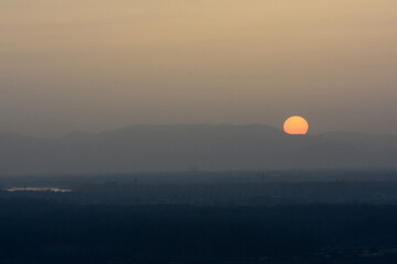 Sonnenuntergang im Rheintal mit Saharastaub