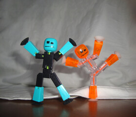 Dos robot de juguete con apariencia humana haciendo ejercicios