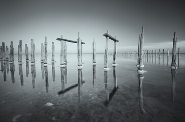 Paysage noir et blanc conceptuel - vieux lac industriel de sel