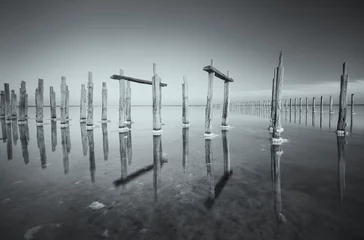 Papier Peint photo Lavable Noir et blanc Paysage noir et blanc conceptuel - vieux lac industriel de sel