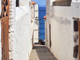Fototapeta na wymiar very narrow and smallest lane of a fishing village on teneriffa in the north
