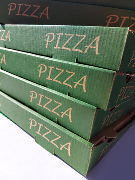 Boites de pizza empilées en gros plan