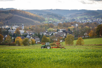 Traktor vor Stadtbild © Harlekin-Graphics