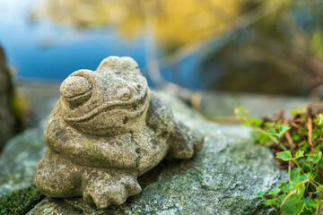 Frosch aus Stein am Wasser als Dekoration