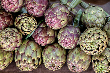 Obraz premium Close up of various artichokes sold in a greengrocer