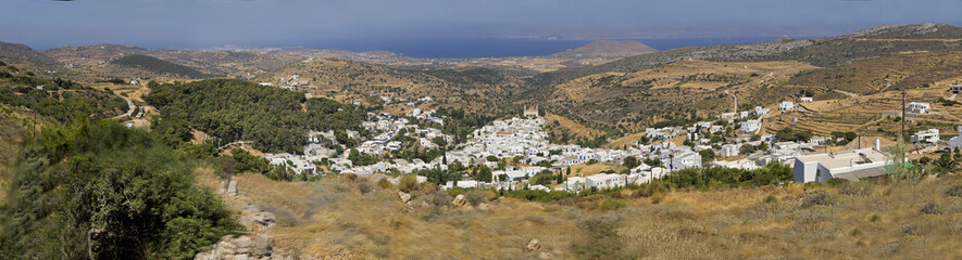 Fototapeta na wymiar Landschaft mit dem Dorf Lefkes auf der Insel Paros, Kykladen, Griechenland