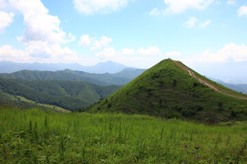 飯盛山（長野県）　長野県平沢にあるご飯茶碗をひっくり返したような形の山。山の向こうには南アルプスが見え、天気が良ければ富士山も見ることができる。