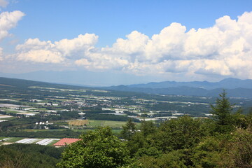 野辺山高原　　高台から見た緑の盆地