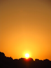 Słońce na tle skały przy zachodzie słońca © vofchok