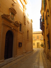 Ciche wąskie ulice starego miasta Mdina na Malcie