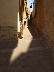 Ciche wąskie ulice starego miasta Mdina na Malcie © vofchok