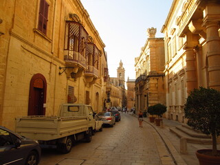 Piękna wąska i stara ulica na Malcie