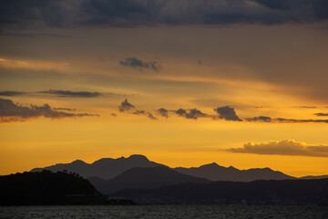 Fototapeta premium por do sol incrível na praia em Florianópolis