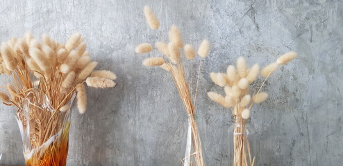 Decorate the room to look warm and stylish with dried flowers.