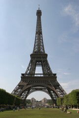 Fototapeta na wymiar Torre Eiffel de día 