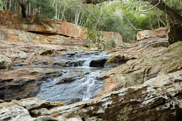 lugar atractivo para relajarse donde fluye el agua entre rocas sin peligros como para turismo...