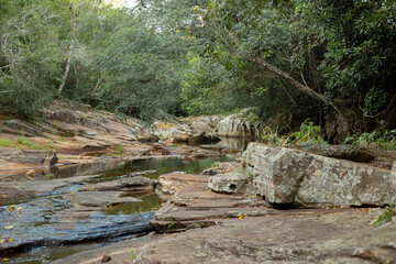 lugar atractivo para relajarse donde fluye el agua entre rocas sin peligros como para turismo interno en paraguay