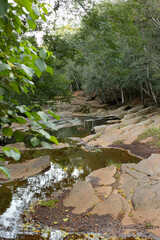 Naklejka na ściany i meble lugar atractivo para relajarse donde fluye el agua entre rocas sin peligros como para turismo interno en paraguay