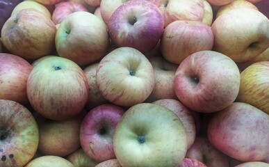 red and green apples