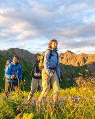 Bergwanderer in der frühen Morgensonne in den Allgäuer Alpen