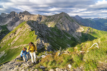 Bergwanderer erklimmen frühmorgens einen Alpengipfel