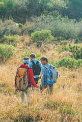 Wandergruppe unterwegs in der hügeligen Maccia-Landschaft rund um Lipari-Stadt