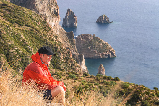 Mann geni&szlig;et die einsame Natur an der S&uuml;dk&uuml;ste der Insel Lipari 
