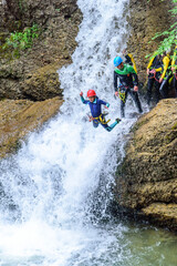 Spaß beim Wasserfall-Sprung im Canyon