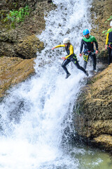 Mutiger Sprung in einen Wasserfall beim Canyoning