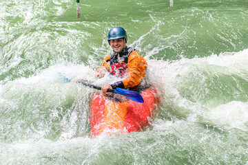 Spass im Kajak auf einer Wildwasser-Slalomstrecke