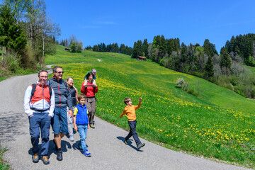 Auszeit bei einer Wanderung mit Familie und Freunden im frühlingshaften Allgäu