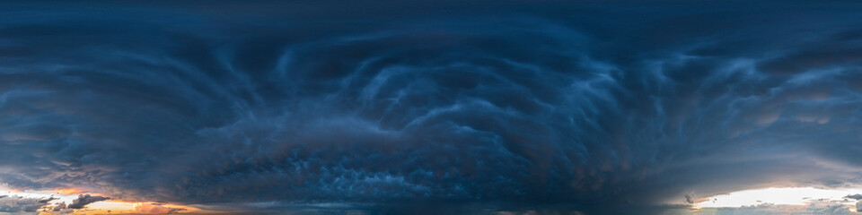 Nahtloses Himmel-Panorama als 360-Grad-Ansicht mit dunklen Regenwolken in der Abenddämmerung zur Verwendung in 3D-Grafiken als Himmelskuppel oder zur Nachbearbeitung von Drohnenaufnahmen 