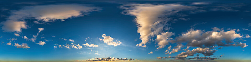 Nahtloses Panorama mit blauem Abendhimmel 360-Grad-Ansicht mit schönen Wolken, untergehender Sonne - zur Verwendung in 3D-Grafiken als Himmelskuppel oder zur Nachbearbeitung von Drohnenaufnahmen
