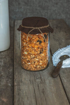 snack de cereales saludables y botella de vidrio con leche