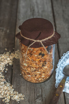 frasco con cereales rodeado de avena 