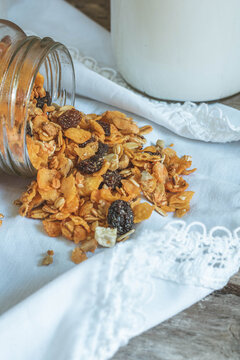 botella de leche en envase de vidrio con mix de cereales