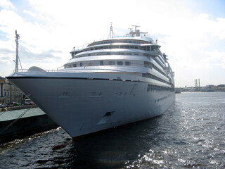 Fototapeta na wymiar Cruise ship at the city pier on the Neva River in St. Petersburg