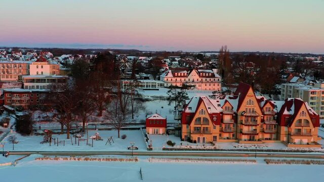 Sonnenaufgang am Ostseestrand von Gr&ouml;mitz im Winter, Gr&ouml;mitz, Schleswig Holstein, Deutschland