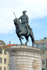 Obraz premium Statue of King Joao I (John I) at the center of Praca da Figueira (Square of the Fig Tree) in historic city center of Lisbon, Portugal.