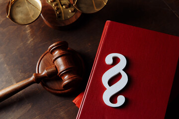 White paragraph symbol is on law books in courtroom.
