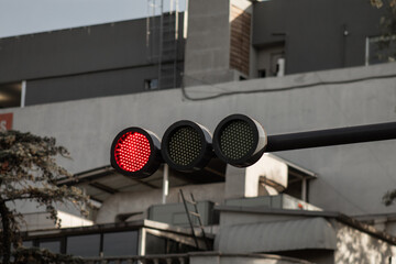 Sem&aacute;foro de ciudad en color rojo