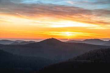 Obraz premium Berge mit Sonnenaufgang und schönen Wolken