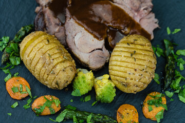 Kalbsrollbraten mit Frühlingsgemüse