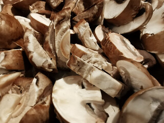 Geschnittene Champignons im Pilzsalat